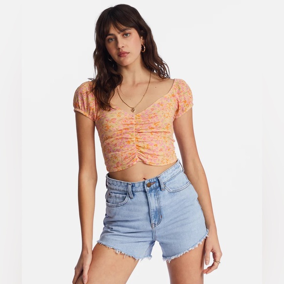 Billabong Pretty Sweet Crop Top in Peach Punch Small NWOT Ruched Floral Orange - Picture 1 of 4
